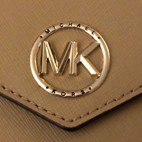 Michael Kors Greenwich Medium Envelope Leather Trifold Wallet Color Camel NWT - Picture 14 of 16